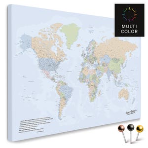 Weltkarte Pinnwand Leinwand "Multicolor Atlas" (Politische Weltkarte) mit Personalisierung | zum Pinnen & Markieren deiner Reiseziele
