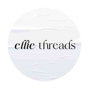 Op de afbeelding: Witte ronde sticker met een gekreukelde textuur en de tekst "ellie threads" in zwart.