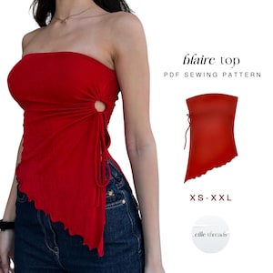 Op de afbeelding: Een rood strapless top met een zijband en een uitsnijding. De top is asymmetrisch en heeft een gegolfde zoom. De top is verkrijgbaar in de maten XS-XXL. De tekst "blaire top PDF SEWING PATTERN" staat boven de top. De tekst "ellie threads" staat onder de top.