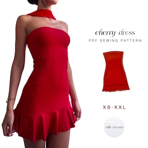 Puede incluir: Un vestido rojo vibrante, sin tirantes, con un dobladillo con volantes. El vestido presenta un detalle de bufanda a juego y se muestra en una modelo. La imagen incluye el texto "cherry dress PDF sewing pattern" y el rango de tallas "XS-XXL".
