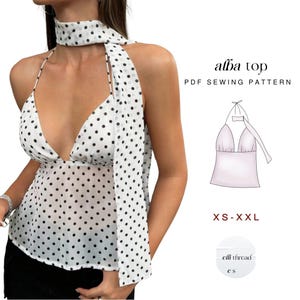 Op de afbeelding: Witte haltertop met zwarte stippen en een bijpassende sjaal. De top heeft een diepe V-hals en maakt deel uit van een PDF-naaipatroon genaamd "alba top". Maten XS-XXL beschikbaar.