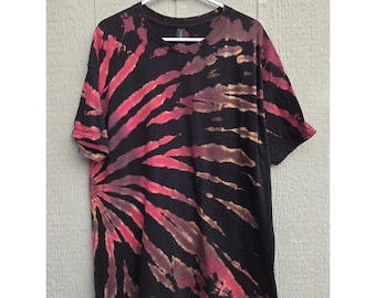 Koszulka XL z odwróconym tie-dye, ręcznie farbowana w północno-zachodniej części Pacyfiku w USA przez artystę, koszulka w stylu hippie vibes, koszulka boho, strój festiwalowy, kolorowy prezent