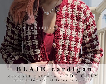 Peut inclure: Un cardigan en crochet rouge et blanc avec un motif pied-de-poule. Le cardigan a une fermeture boutonnée et est porté par une personne aux cheveux roses. Le texte "BLAIR cardigan crochet pattern - PDF ONLY with automatic stitches calculator" est en bas de l'image.