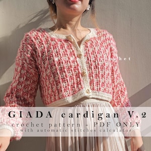 Puede incluir: Un cárdigan de crochet rosa y blanco con botones dorados. El cárdigan es corto y tiene cuello en V. El texto "GIADA cardigan V. 2 crochet pattern - PDF ONLY with automatic stitches calculator" está en la parte inferior de la imagen.