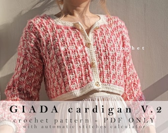 Peut inclure: Un cardigan en crochet rose et blanc avec des boutons dorés. Le cardigan est court et a un col en V. Le texte "GIADA cardigan V. 2 crochet pattern - PDF ONLY with automatic stitches calculator" est en bas de l'image.