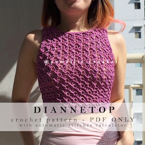 以下が含まれることがあります： マゼンタ色のクロシェ編みトップス。オープンな織り模様のデザイン。ノースリーブでハイネック。画像には「DIANNETOP crochet pattern - PDF ONLY with automatic stitches calculator」と書かれています。