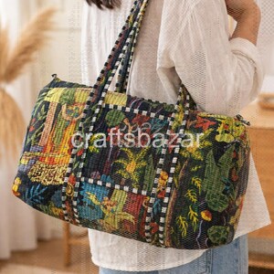Könnte beinhalten: Eine farbenfrohe Tragetasche mit einem lebendigen Muster. Die Tasche zeigt eine Mischung aus floralen und abstrakten Motiven in Gelb-, Rot-, Blau- und Grüntönen. Der Text "craftsbazar" ist auf der Tasche zu sehen.