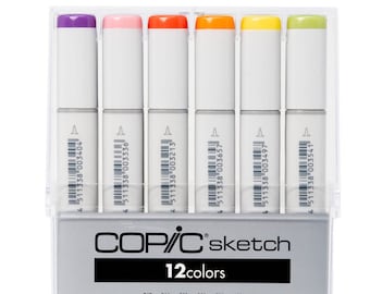 Puede incluir: Un juego de doce rotuladores Copic Sketch en una caja de plástico transparente. Los rotuladores tienen barriles blancos y tapas de colores en tonos de morado, rosa, naranja, amarillo y verde. La caja tiene el texto "COPIC sketch 12 colores".