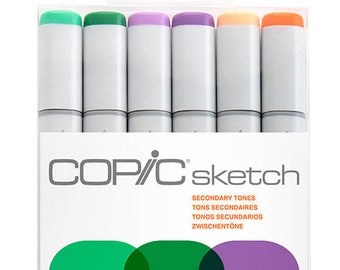 Puede incluir: Un paquete de rotuladores Copic Sketch con cuerpo blanco y tapas de colores. Las tapas son verdes, moradas, naranjas y de otros colores. El paquete tiene el texto "COPIC sketch" y "SECONDARY TONES".