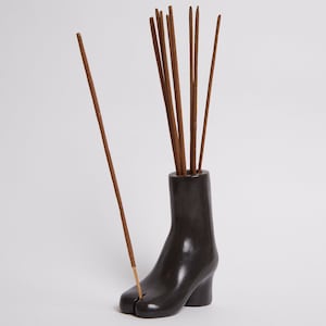 Tabi Incense Holder / Eco-Resin Candle Holder – Polished Handcrafted Sculpture Inspired by Japanese Footwear