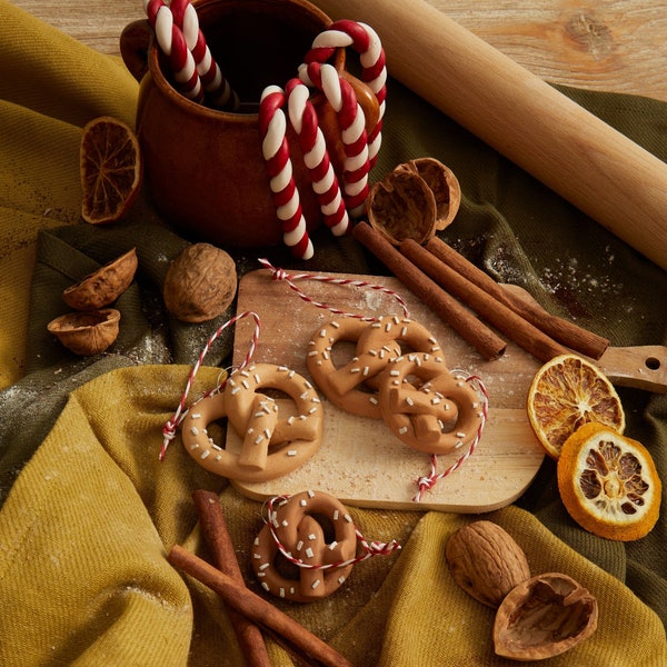 Douces décorations d'arbre de Noël faites à la main \ Bretzels et cannes de bonbon Jesmonite \ décorations de saison des fêtes