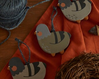 Eco-resin pigeon ornament \ Hand-painted artisanal ornament, creative gift idea, home or tree decoration