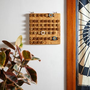 Calendario Perpetuo da Parete in Legno e Jesmonite – Wall Perpetual Calendar – Handmade & Sustainable Decor "Ring-a-Date"