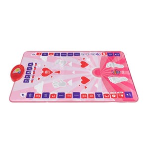 Pu&ograve; includere: Tappeto da preghiera rosa con un altoparlante incorporato e una variet&agrave; di pulsanti. Il tappeto presenta un design a forma di cuore rosso e le parole "Learn to Pray" in un cerchio bianco.
