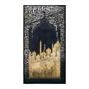 Könnte beinhalten: Schwarzer Gebetsteppich mit einem goldenen und silbernen Moscheemotiv. Der Teppich zeigt eine schwarze Silhouette einer Moschee mit goldenen Akzenten und aufwendiger Kalligraphie. Der Hintergrund ist schwarz mit silberner Kalligraphie.