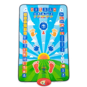 Puede incluir: Una alfombra de oraci&oacute;n azul y verde con un sol, nubes y huellas. La alfombra tiene un bot&oacute;n de sonido y texto que dice "My Salah Mat Fun, Easy & Interactive."