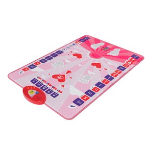 Pu&ograve; includere: Tappeto da preghiera rosa con un design colorato con cuori, nuvole e mani. Il tappeto ha un altoparlante incorporato e un pulsante sul lato.