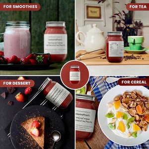 Op de afbeelding: Vier glazen potten gevuld met een rode vloeistof, met het label "Cranberry-Mango, met echte en biologische gedroogde zeewier, zeewier supplement". De potten worden op verschillende oppervlakken getoond, waaronder een houten tafel, een zwart oppervlak en een wit oppervlak. De potten zijn gelabeld met verschillende toepassingen, waaronder "Voor smoothies", "Voor thee", "Voor dessert" en "Voor ontbijt".