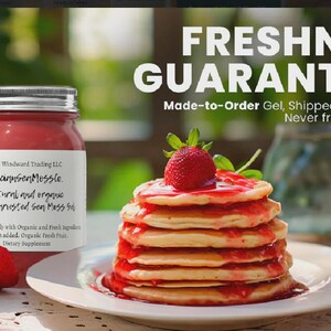 Pode incluir: Um frasco de vidro de gel de musgo marinho rosa com um r&oacute;tulo branco escrito LuannsenMossCo. Natural and organic Wild Harvested Sea Moss Gel, ao lado de uma pilha de panquecas com calda de morango e um morango fresco, com o texto Freshness Guaranteed.