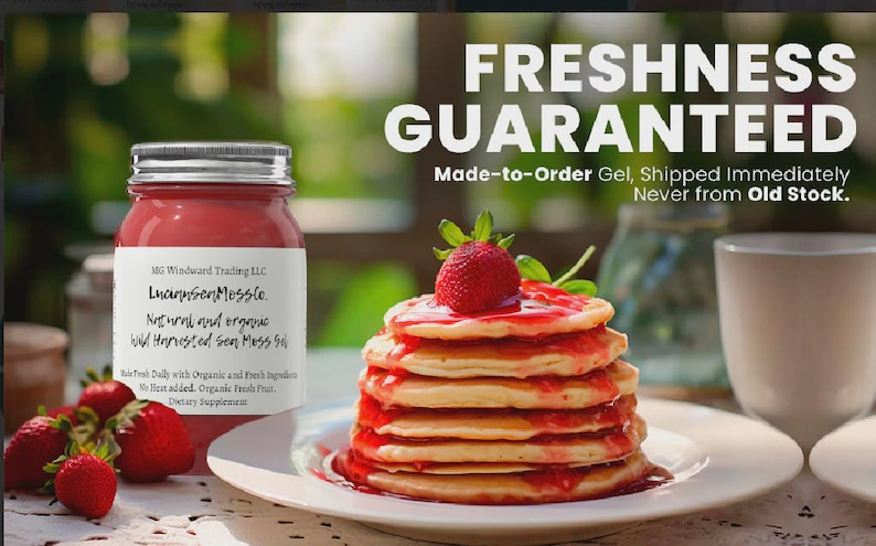 Pode incluir: Um frasco de vidro de gel de musgo marinho rosa com um r&oacute;tulo branco escrito LuannsenMossCo. Natural and organic Wild Harvested Sea Moss Gel, ao lado de uma pilha de panquecas com calda de morango e um morango fresco, com o texto Freshness Guaranteed.