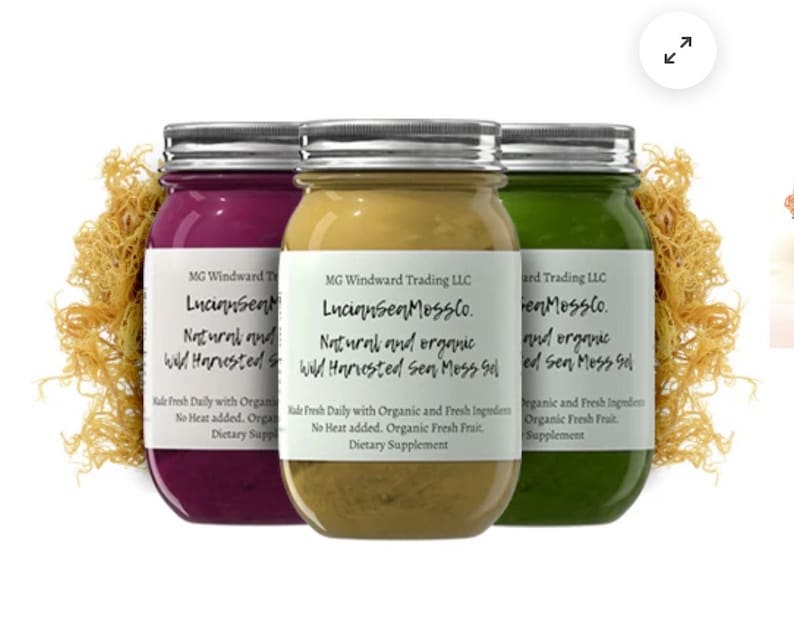 Op de afbeelding: Drie glazen potten met etiketten met de tekst "Lucinnsen Mosslo. Natuurlijk en biologisch wild geoogst zeewiergel." De potten zijn gevuld met een paarse, gele en groene gel. De potten staan op een bed van gedroogd zeewier.