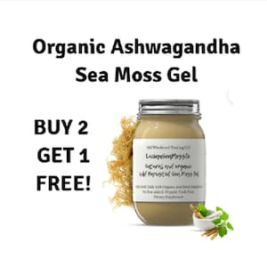 Op de afbeelding: Een glazen pot met biologische Ashwagandha zeewiergel met een wit etiket waarop staat "Lucinnsen Messto. Natuurlijk en biologisch Wild geoogst zeewiergel". De pot staat op een witte achtergrond met een kleine kom gedroogd zeewier en een takje groene bladeren.