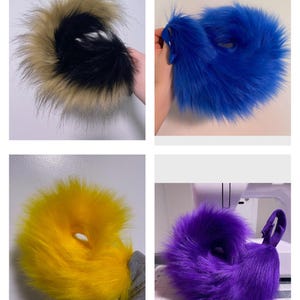 Op de afbeelding: Vier kunstbont staarten in verschillende kleuren: zwart en bruin, blauw, geel en paars. De staarten zijn gekruld en hebben een lus aan het einde om te bevestigen.