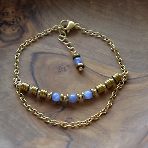 Pulsera Steampunk inspirada en Arcane con gema hexagonal de tanzanita y hematita en acero inoxidable