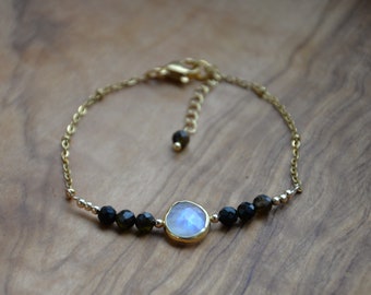 Delicada pulsera de piedra lunar y turmalina negra