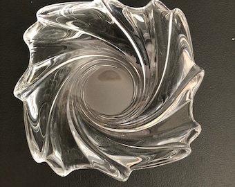 Un tazón de remolino de cristal de plomo claro vintage
