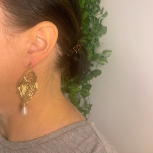 GEOMETRIC PEARL EARRING - spiral drop earring, abstract statement earrings, picasso art earrings, fashion jewellery gift