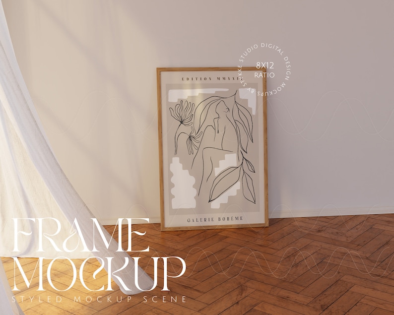 Puede incluir: Una impresi&oacute;n enmarcada con un dibujo en blanco y negro de una persona y plantas. La impresi&oacute;n est&aacute; sobre un fondo beige y tiene el texto "Galerie Boh&egrave;me" en la parte inferior. El marco es de madera marr&oacute;n claro y est&aacute; sobre un suelo de madera.