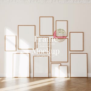 Bilderrahmen Mockup helles Holz DIN A 4, schlichte digitale 12 vertikale Rahmen Galeriewand Tapete Mockup, Poster Mockup Sunshine Glass Spiegelung