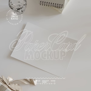Maqueta de primer plano de tarjeta de papel, maqueta de póster DIN A, maqueta de impresión artística, maqueta de póster digital, imagen de vista previa de tarjeta de felicitación, maqueta de póster sin marco