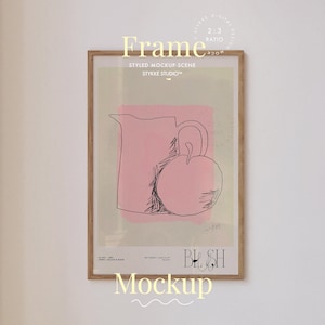 Puede incluir: Una ilustración enmarcada de una jarra y una fruta, con un fondo rosa y líneas negras. El marco es de madera y tiene un color marrón claro. El texto "Frame" está escrito en amarillo en la parte superior de la imagen, y el texto "Mockup" está escrito en amarillo en la parte inferior de la imagen.