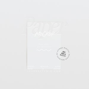 minimalistisches Papier Mockup mit veränderbarem Hintergrund DIN A digitales Poster vertikal Kartendruck Mockup für Art Shops Photoshop Mock-Up