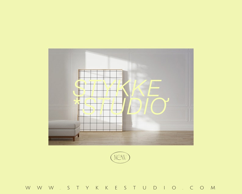 Pu&ograve; includere: Una stanza bianca con una grande finestra che lascia entrare la luce naturale. Un divano bianco si trova di fronte a un'opera d'arte a griglia in bianco e nero con il testo "STYKKE STUDIO" in giallo.