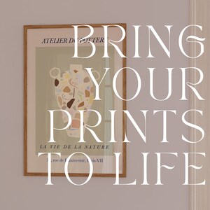 Puede incluir: Una impresi&oacute;n art&iacute;stica enmarcada con un dise&ntilde;o de jarr&oacute;n abstracto colorido y el texto "BRING YOUR PRINTS TO LIFE". La impresi&oacute;n tambi&eacute;n incluye el texto "ATELIER DU POTTER" y "LA VIE DE LA NATURE". La obra de arte se exhibe en una pared.