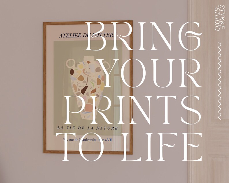 Puede incluir: Una impresi&oacute;n art&iacute;stica enmarcada con un dise&ntilde;o de jarr&oacute;n abstracto colorido y el texto "BRING YOUR PRINTS TO LIFE". La impresi&oacute;n tambi&eacute;n incluye el texto "ATELIER DU POTTER" y "LA VIE DE LA NATURE". La obra de arte se exhibe en una pared.