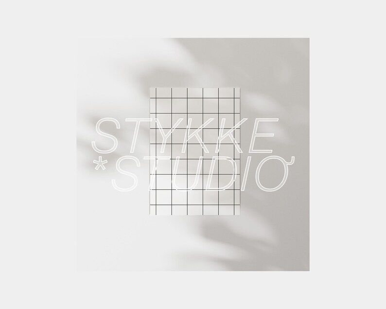 K&ouml;nnte beinhalten: Ein wei&szlig;es Logo auf hellgrauem Hintergrund mit einem Gittermuster. Das Logo lautet "STYKKE *STUDIO"