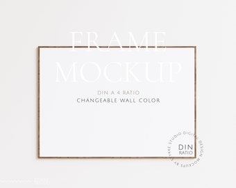 Puede incluir: Una maqueta de marco de madera marrón con el texto "FRAME MOCKUP", "DIN A 4 RATIO" y "CHANGEABLE WALL COLOR".