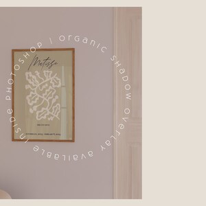 Puede incluir: Una impresi&oacute;n art&iacute;stica enmarcada con un dise&ntilde;o de Matisse en un tono verde claro. La obra de arte est&aacute; enmarcada en madera y cuelga de una pared de color neutro. La impresi&oacute;n incluye el nombre "Matisse" y otros textos. Tambi&eacute;n se ven las palabras "Inside Photoshop" y "Organic Shadow Overlay Available".