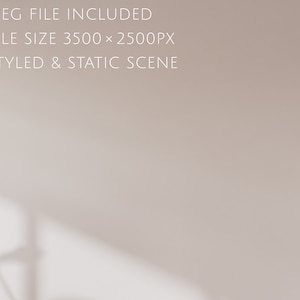 Peut inclure: Un mur beige clair avec une ombre projet&eacute;e par une fen&ecirc;tre. Le mur est textur&eacute; et a un l&eacute;ger &eacute;clat. L'ombre est douce et diffuse, cr&eacute;ant une sensation de calme et de s&eacute;r&eacute;nit&eacute;.