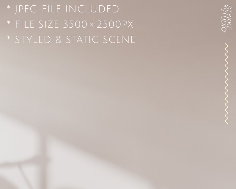 Peut inclure: Un mur beige clair avec une ombre projet&eacute;e par une fen&ecirc;tre. Le mur est textur&eacute; et a un l&eacute;ger &eacute;clat. L'ombre est douce et diffuse, cr&eacute;ant une sensation de calme et de s&eacute;r&eacute;nit&eacute;.