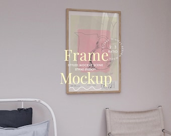 Puede incluir: Una maqueta de marco de madera con una ilustración rosa y blanca de una jarra en su interior. El marco está colgado en una pared rosa claro. El texto "Frame Mockup" está en el centro de la imagen.
