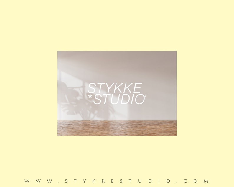 Peut inclure: Un logo de studio de design d'int&eacute;rieur minimaliste avec le texte "STYKKE *STUDIO*" en blanc sur un mur beige clair avec l'ombre d'une plante sur le mur. Le sol est en bois brun clair.