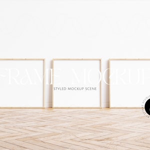 Puede incluir: Tres marcos cuadrados de madera con interiores blancos se exhiben contra una pared blanca. Los marcos están dispuestos en fila sobre un suelo de madera clara. El texto de la imagen dice "FRAME MOCKUP" y "STYLED MOCKUP SCENE". Un logotipo circular dice "5x5" RATIO".