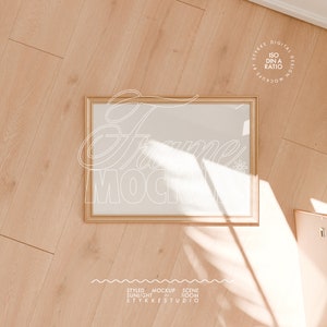 horizontaler Rahmen Mockup, Flatlay Goldrahmen Mockup auf Holzboden, Rahmen Mockup Nahaufnahme, Boho Cottage Mockup, realistischer Rahmen Mockup Raum