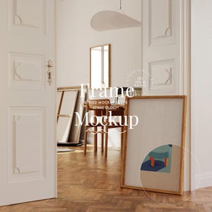 Op de afbeelding: Een houten frame mockup met een lichtbruin houten frame en een witte passe-partout. Het frame leunt tegen een witte muur en heeft een kleurrijk abstract schilderij erin. Het frame bevindt zich in een kamer met een houten vloer en een witte deur.