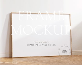 Puede incluir: Una maqueta de un marco de madera con fondo blanco. El marco está sobre un suelo de madera y una pared blanca. El texto "FRAME MOCKUP" está en la parte superior del marco. El texto "DIN A 4 RATIO" y "CHANGEABLE WALL COLOR" está debajo del marco. El texto "STYKKE STUDIO DIGITAL DESIGN MOCKUPS" está en un círculo en la esquina inferior derecha de la imagen.